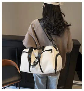 Vista posteriore di una borsa fitness bianca multifunzionale con cinturino nero e stampa FRAME