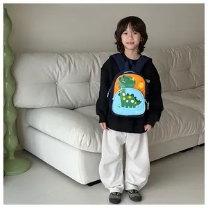 Vista dettagliata dello zaino per bambini con dinosauro, contrasto arancione e blu e tasca a rete