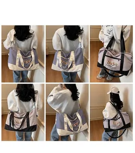 Collage van model met een grote reistas met hope-belettering en verstelbare schouderband