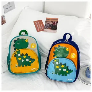Dettaglio di zaini con dinosauri carini in giallo-verde e arancio-blu per bambini