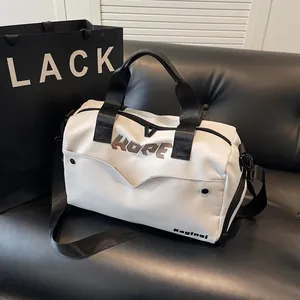 Detail van de grote witte fitnesstas met HOPE-logo en verstelbare zwarte schouderband