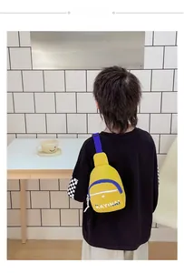 Vue arrière d'un sac bandoulière jaune et bleu pour garçon avec motifs de lettres