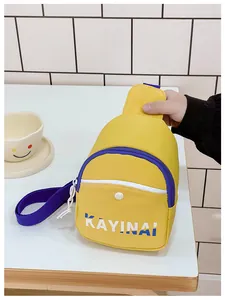 Détail du sac à bandoulière jaune vif avec lettrage KAYINAI bleu et fermeture éclair