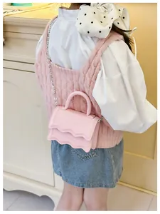 Petit sac bandoulière rose en cuir PU pour enfant avec rabat ondulé et chaîne argent