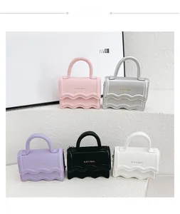 Mini sacs pour enfants en rose, argent, violet, noir et blanc avec rabat à vagues