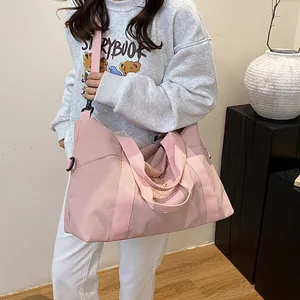 Borsa da viaggio rosa con tracolla regolabile e texture in nylon impermeabile