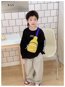 Détail d'un sac bandoulière jaune pour garçon avec sangle bleue et inscription KAYINAI