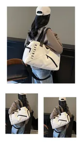 Detalle de bolsa de viaje blanca grande con correas dobles y logo de marca KAIYINAI