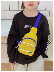 Détail du sac bandoulière jaune avec sangle bleue et fermeture éclair pour garçons