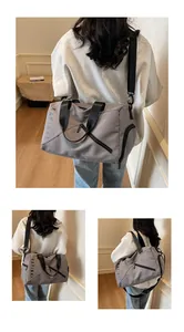 Bolsa deportiva gris impermeable con correa ajustable y bolsillo lateral espacioso
