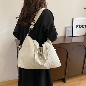 Borsa da viaggio capiente in nylon bianco sporco con tracolla e logo MP MOPPO trendy