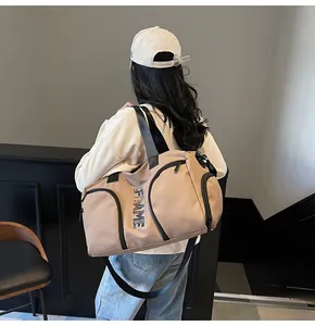 Dettaglio borsa sportiva kaki con stampe e tasca laterale separata con cerniera