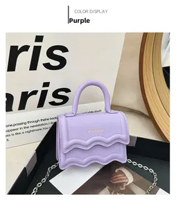 Vue détaillée du mini sac bandoulière violet avec rabat ondulé et chaîne argentée