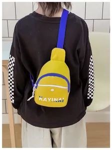 Détail d'un sac bandoulière jaune pour enfant avec sangle réglable bleue en toile