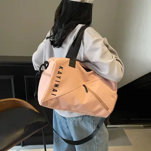 Bolsa de viaje rosa en modelo con tejido impermeable y correa de hombro ajustable fina