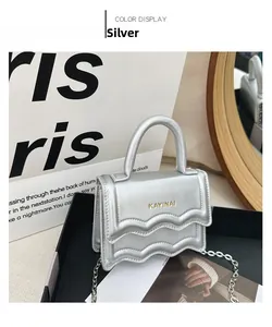 Mini sac argenté avec rabat à vagues et bandoulière en chaîne métallique élégante
