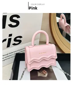 Détail du mini sac rose clair avec rabat festonné et marquage doré de lettres