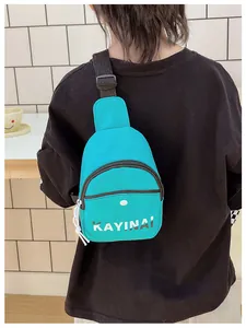 Vue détaillée du tissu imperméable et de la poche zippée de ce sac à bandoulière bleu