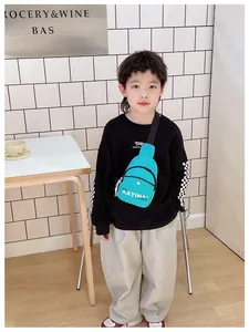 Détail du sac bandoulière ado bleu sarcelle avec lettrage KAYINAI et sangle ajustable