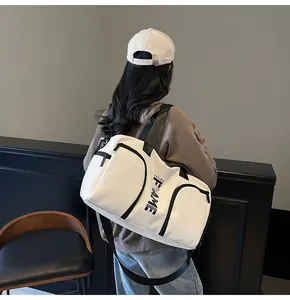 Vista posteriore di una borsa da palestra bianca capiente con varie tasche con cerniera