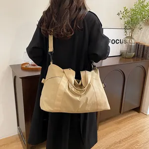 Dettaglio della borsa da viaggio in nylon impermeabile kaki con ampi spallacci