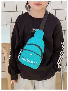 Détail du sac bandoulière sarcelle pour garçons avec lettrage KAYINAI