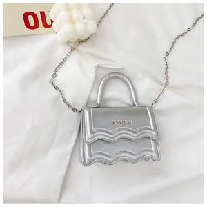 Mini sac à bandoulière argenté métallisé avec rabat ondulé et chaîne pour filles