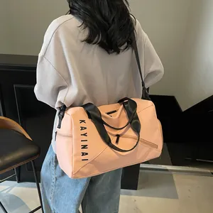 Bolsa de fitness rosa impermeable con correa ajustable y detalle lateral del logo