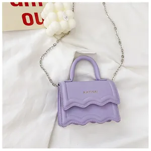 Détail du sac enfant violet clair avec bordure ondulée et logo doré chic
