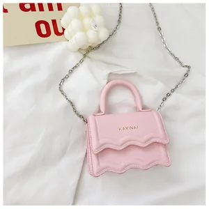Détails de sac enfant en cuir PU rose avec rabat ondulé et bandoulière chaîne