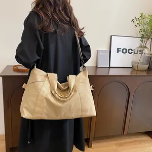 Grande borsa da viaggio kaki con logo MP in metallo dorato e manici rinforzati in alto