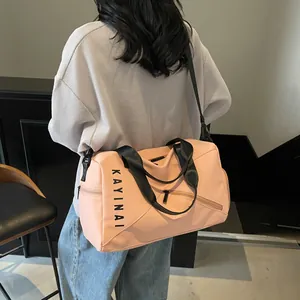 Bolsa de viaje rosa con correas negras y separación en seco y húmedo vista trasera