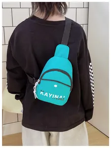 Détail du sac bandoulière en nylon vert menthe avec fermeture éclair et logo blanc
