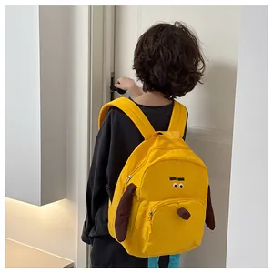 Vista posteriore dettagliata di un bambino con lo zaino giallo a forma di cagnolino