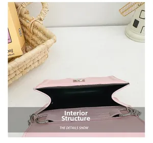 Structure interne du mini sac bandoulière rose avec doublure noire et chaîne en métal