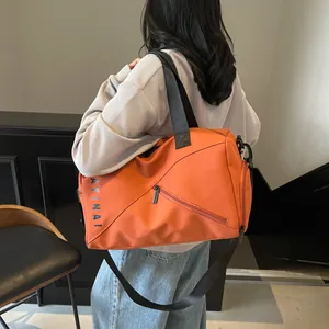 Detalle de bolsa fitness naranja con correas negras mostrando el material de nailon