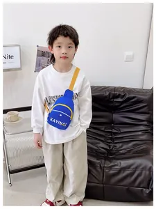 Détail du sac bandoulière en nylon bleu avec sangle jaune et lettrage blanc imprimé