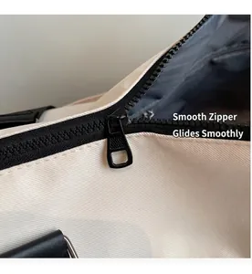 Detailopname van de soepele zwarte rits op de beige nylon reistas met hoge dichtheid