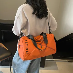 Bolsa de deporte naranja con correa ajustable y tela resistente para viaje y fitness