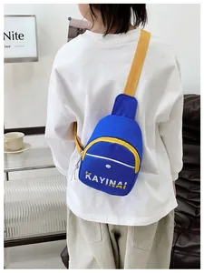Détail du sac bandoulière bleu pour garçon avec sangle jaune et lettrage KAYINAI