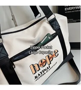 Voorvak met rits van de grote reistas met ruimte voor een mobiele telefoon