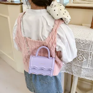 Mini sac bandoulière violet chic pour filles avec bordure ondulée et chaîne dorée élégante