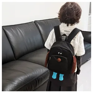 Dettaglio dello zaino per bambini a forma di cucciolo con orecchie 3D e piedini blu