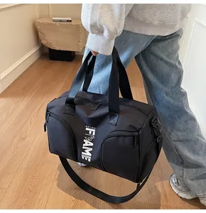 Dettaglio borsa sportiva in nylon impermeabile con stampa lettere e tasche con zip