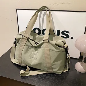 Dettaglio borsa sportiva verde oliva con logo MOPPO ricamato e cinghie resistenti