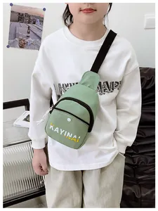 Détail du sac bandoulière vert clair avec sangle réglable et imprimé de lettres décoratif