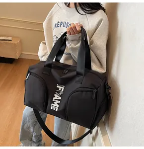 Dettagli della borsa sportiva nera con scritte e tracolla regolabile per il fitness