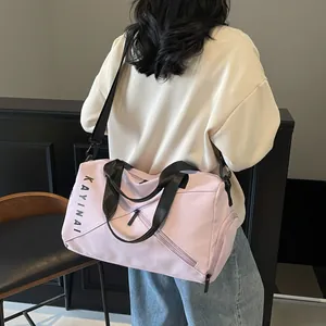 Vista trasera de una modelo llevando un bolso de viaje violeta claro con correas negras