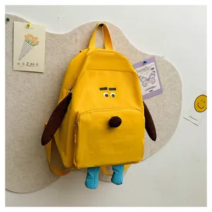 Dettaglio dello zaino a forma di cane giallo con orecchie e arti 3D a parete