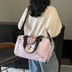 Detalle de bolsa de viaje lila con textura de nailon impermeable y logotipo